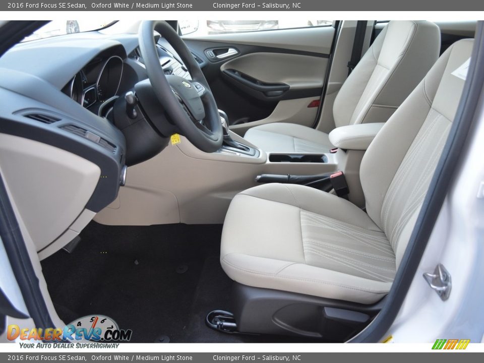 2016 Ford Focus SE Sedan Oxford White / Medium Light Stone Photo #6