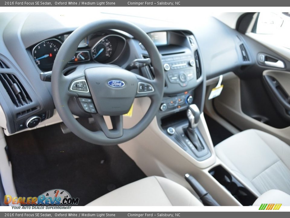2016 Ford Focus SE Sedan Oxford White / Medium Light Stone Photo #7