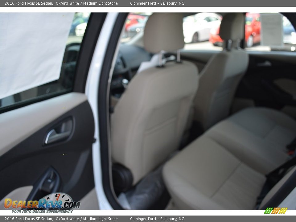2016 Ford Focus SE Sedan Oxford White / Medium Light Stone Photo #8