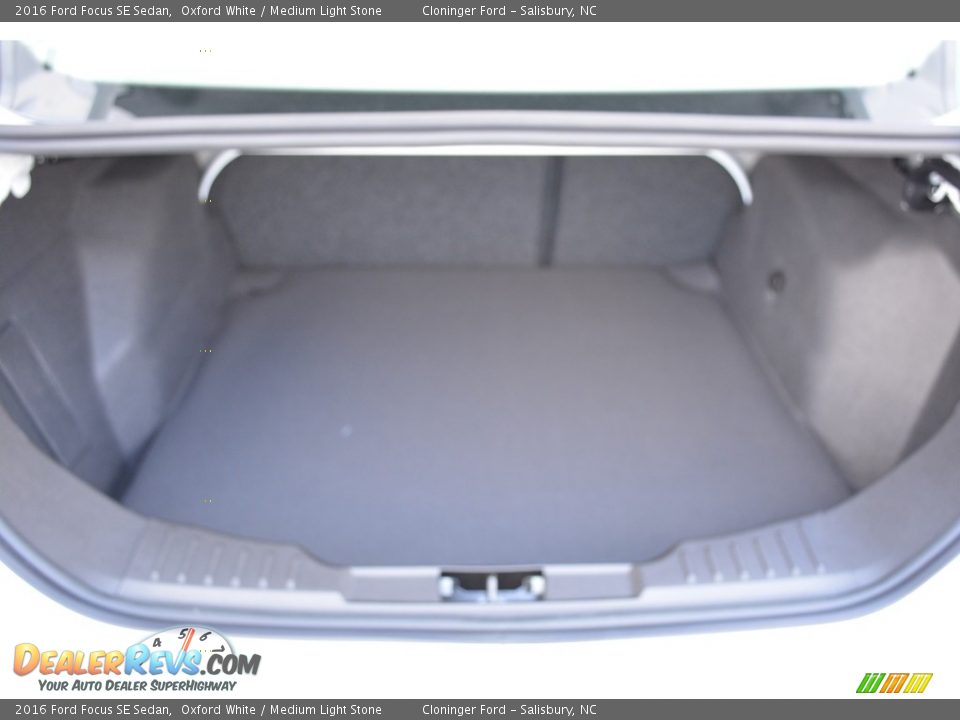 2016 Ford Focus SE Sedan Oxford White / Medium Light Stone Photo #9
