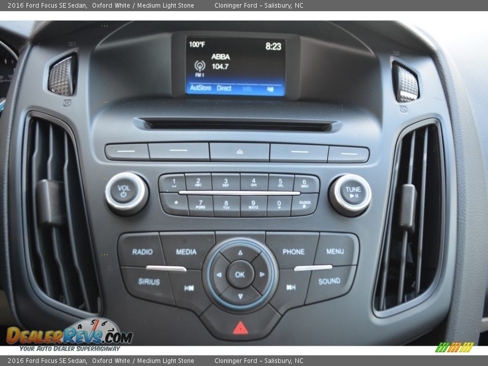 2016 Ford Focus SE Sedan Oxford White / Medium Light Stone Photo #10
