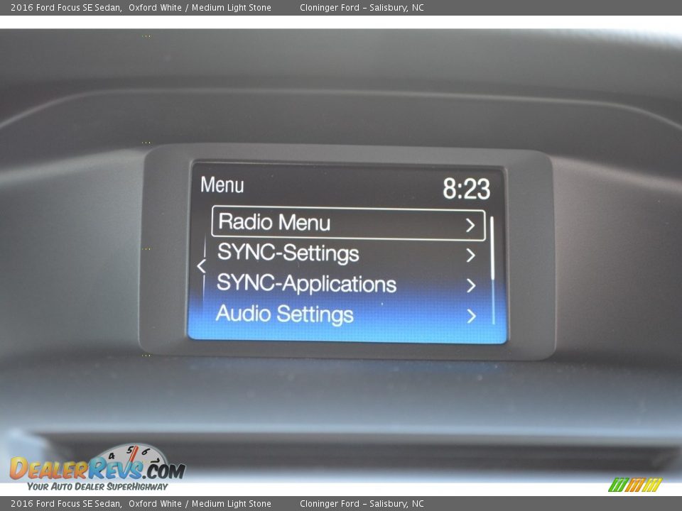 2016 Ford Focus SE Sedan Oxford White / Medium Light Stone Photo #11