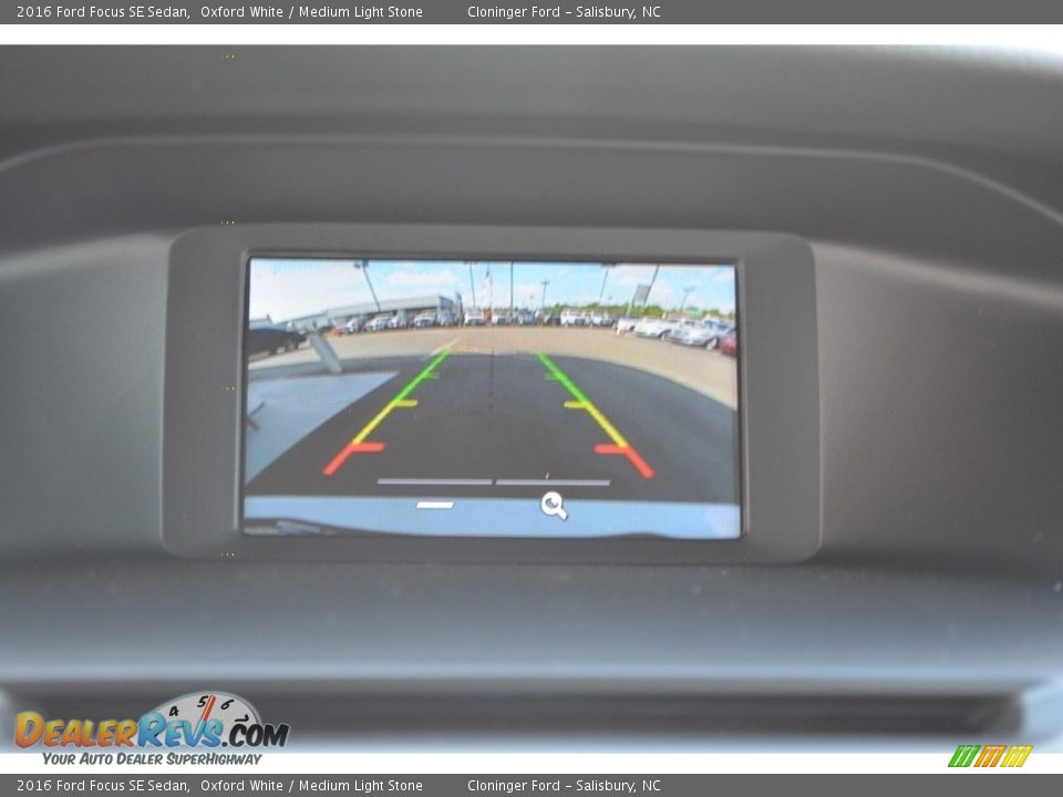 2016 Ford Focus SE Sedan Oxford White / Medium Light Stone Photo #12