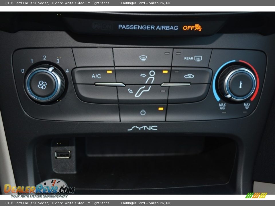 2016 Ford Focus SE Sedan Oxford White / Medium Light Stone Photo #13