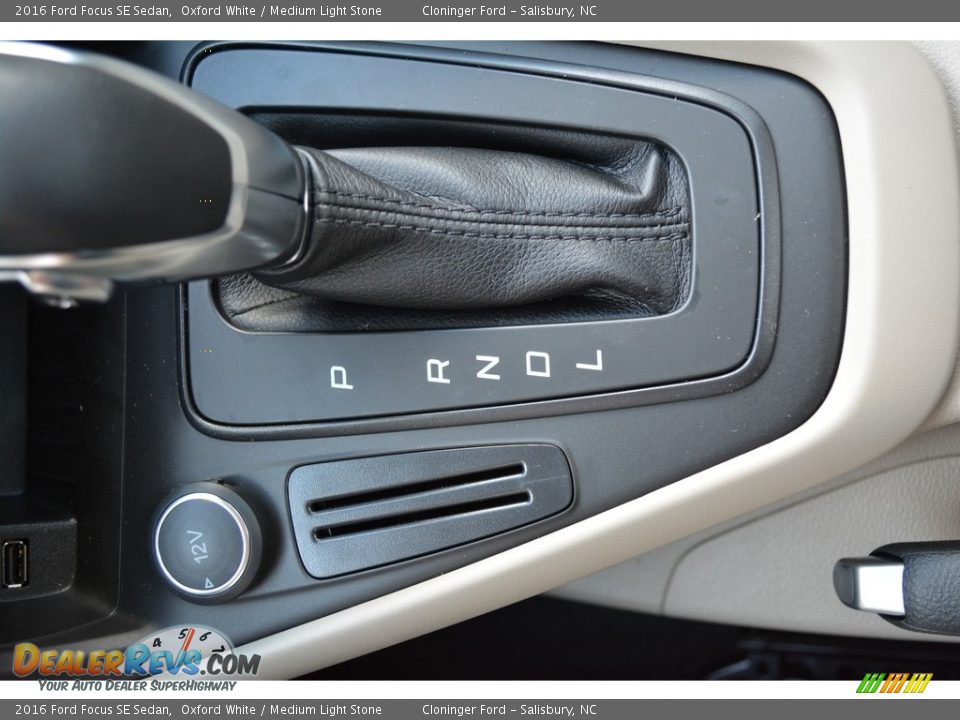 2016 Ford Focus SE Sedan Oxford White / Medium Light Stone Photo #14