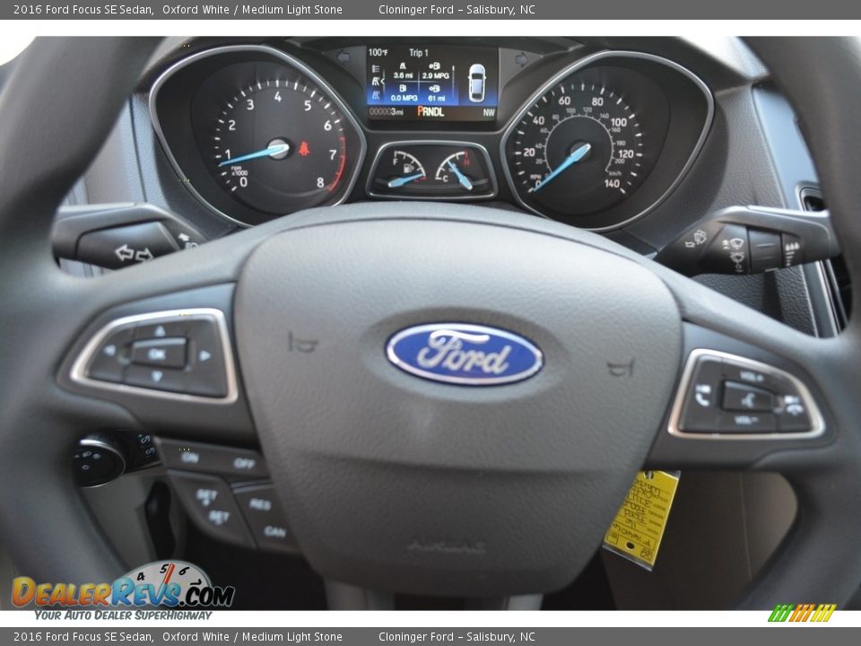 2016 Ford Focus SE Sedan Oxford White / Medium Light Stone Photo #15