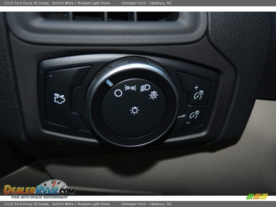 2016 Ford Focus SE Sedan Oxford White / Medium Light Stone Photo #16