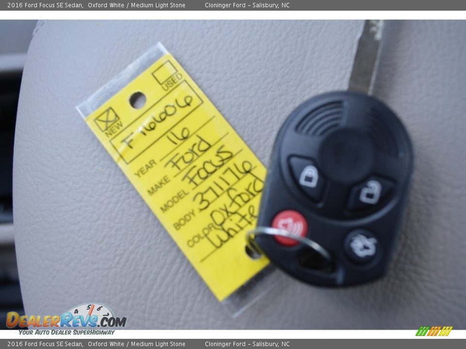 2016 Ford Focus SE Sedan Oxford White / Medium Light Stone Photo #17