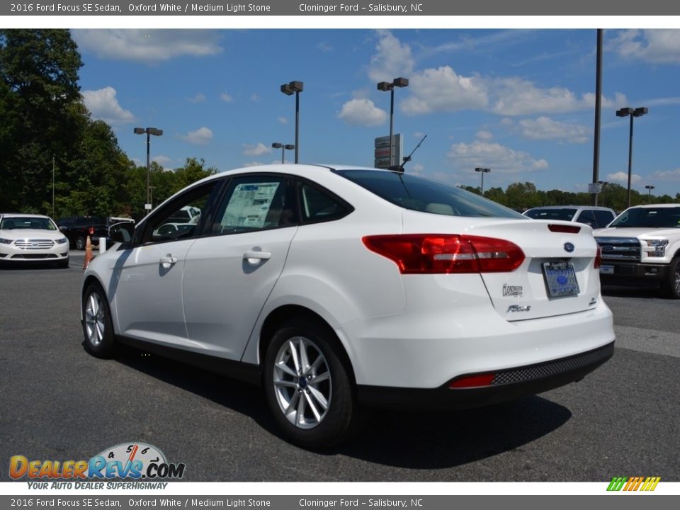 2016 Ford Focus SE Sedan Oxford White / Medium Light Stone Photo #18