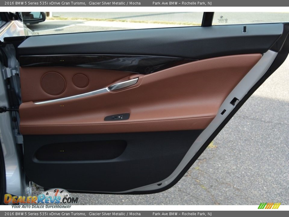 Door Panel of 2016 BMW 5 Series 535i xDrive Gran Turismo Photo #23