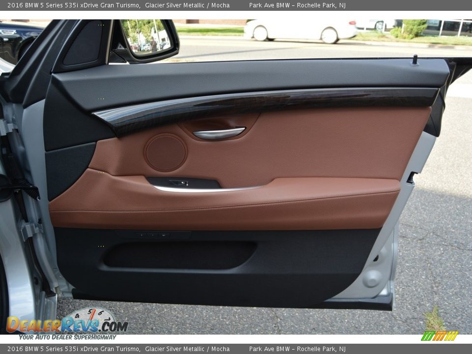 Door Panel of 2016 BMW 5 Series 535i xDrive Gran Turismo Photo #25