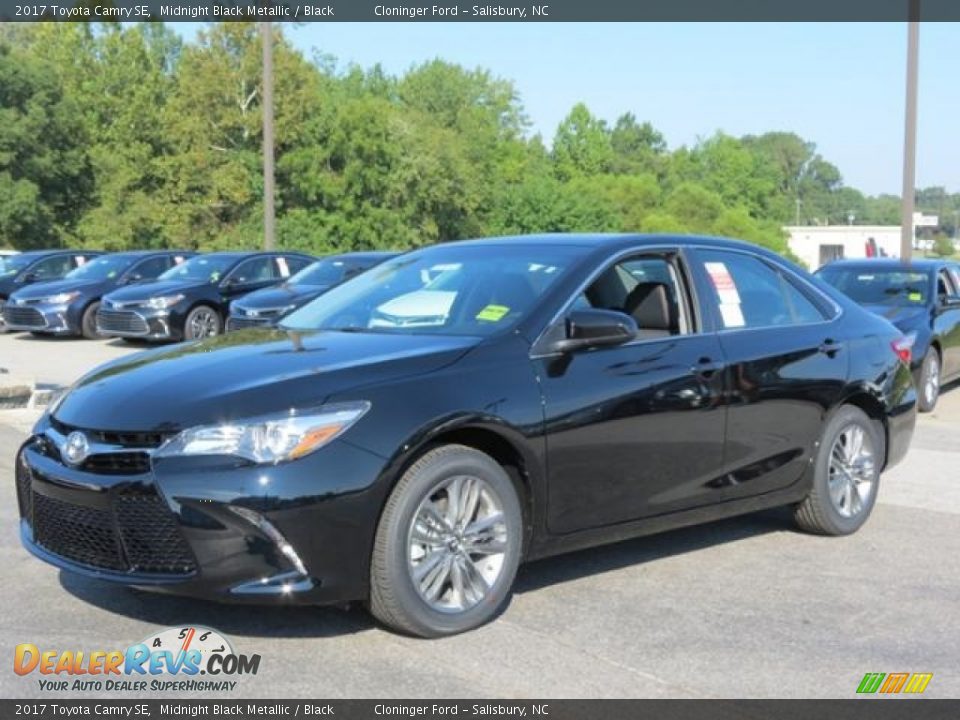 Front 3/4 View of 2017 Toyota Camry SE Photo #3