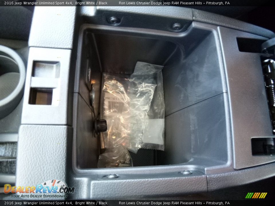 2016 Jeep Wrangler Unlimited Sport 4x4 Bright White / Black Photo #19