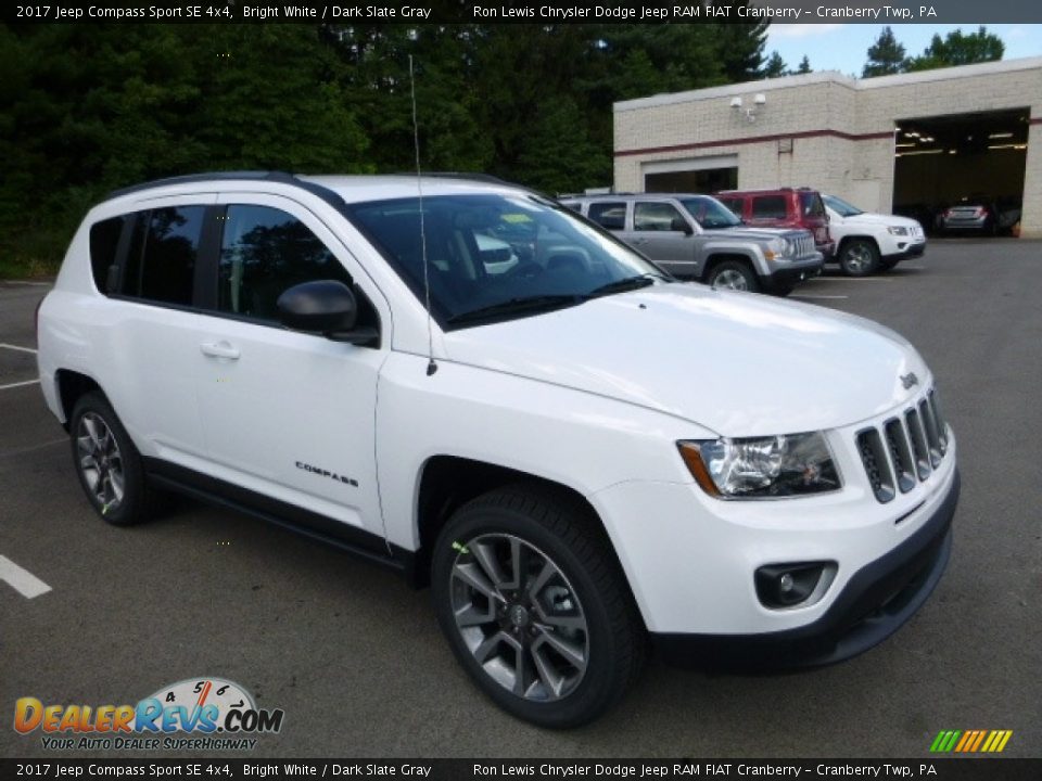 Front 3/4 View of 2017 Jeep Compass Sport SE 4x4 Photo #11