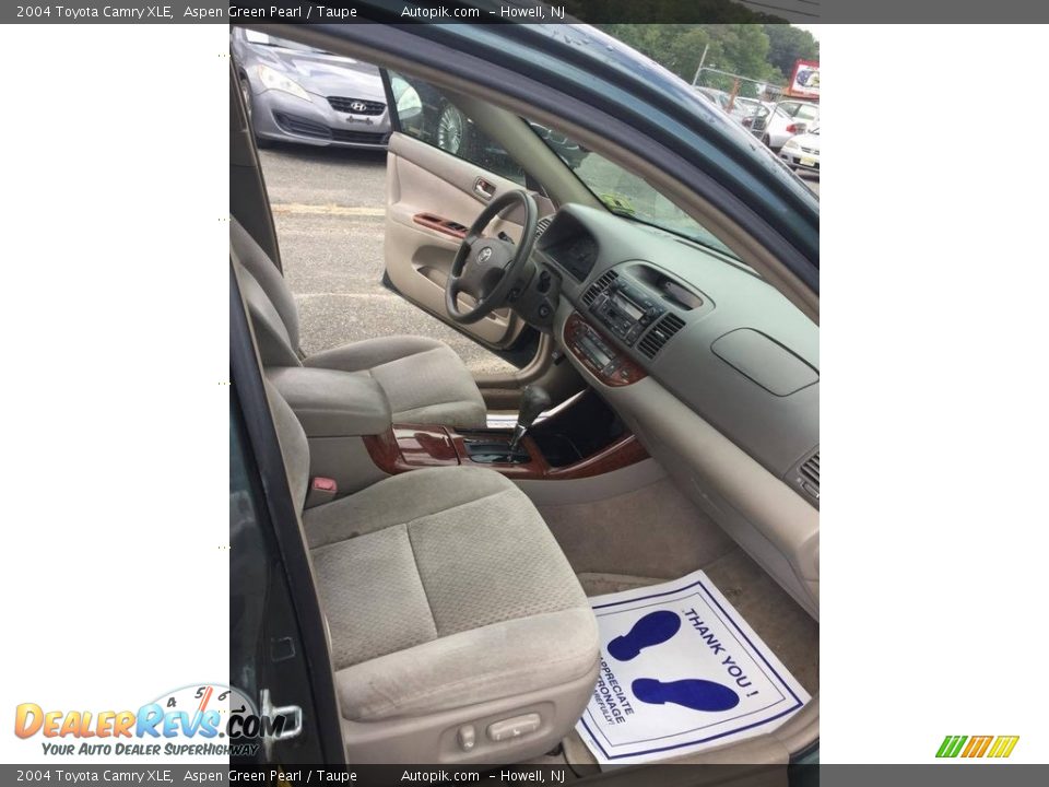 2004 Toyota Camry XLE Aspen Green Pearl / Taupe Photo #10