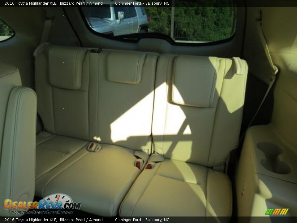 2016 Toyota Highlander XLE Blizzard Pearl / Almond Photo #6