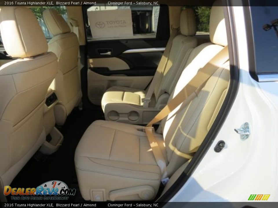 2016 Toyota Highlander XLE Blizzard Pearl / Almond Photo #7