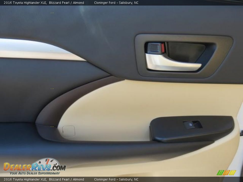 2016 Toyota Highlander XLE Blizzard Pearl / Almond Photo #8