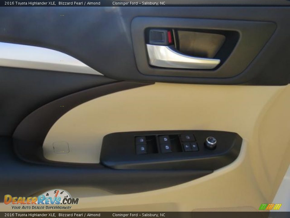 2016 Toyota Highlander XLE Blizzard Pearl / Almond Photo #10