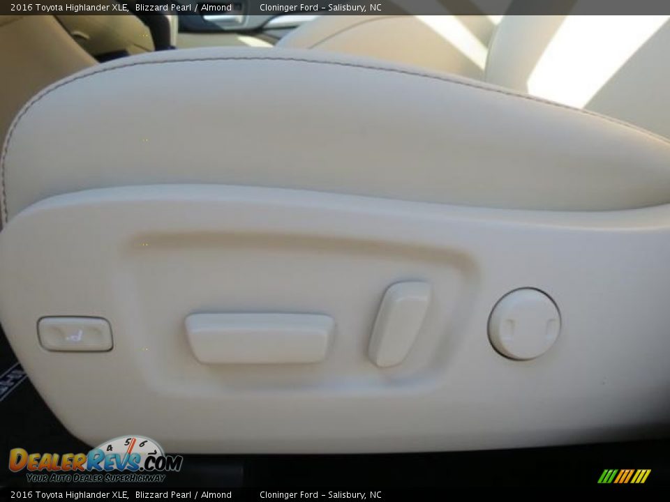 2016 Toyota Highlander XLE Blizzard Pearl / Almond Photo #11