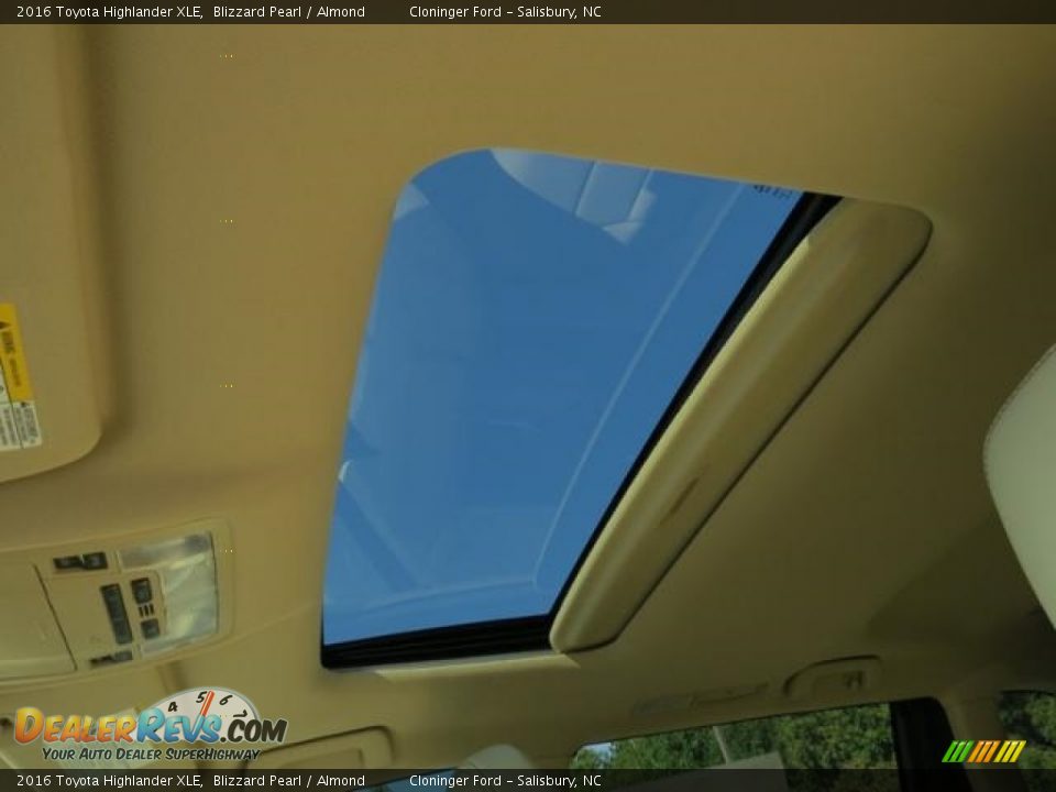 2016 Toyota Highlander XLE Blizzard Pearl / Almond Photo #12