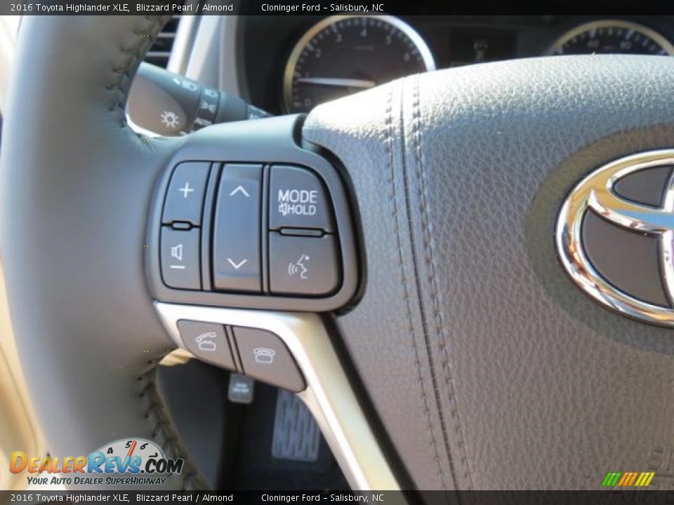 2016 Toyota Highlander XLE Blizzard Pearl / Almond Photo #14