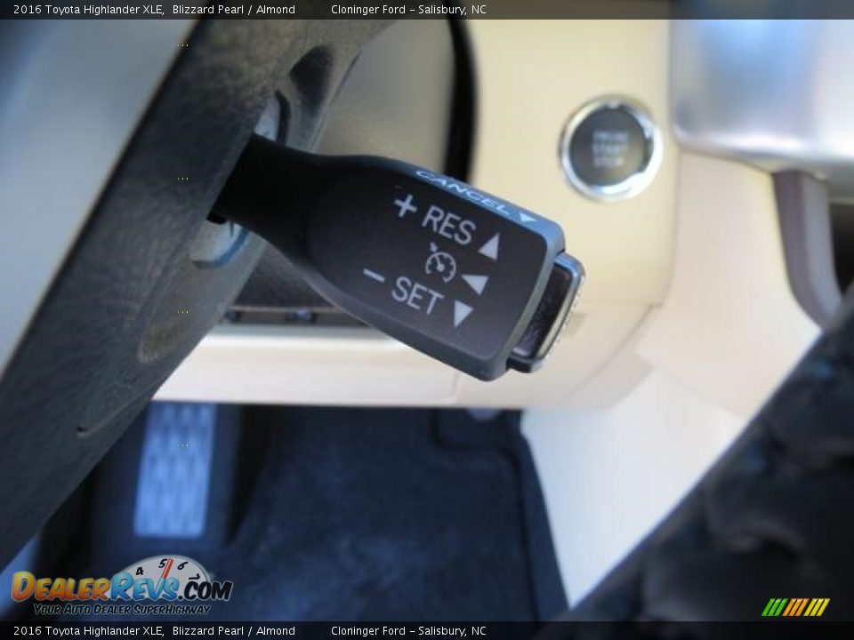 2016 Toyota Highlander XLE Blizzard Pearl / Almond Photo #16