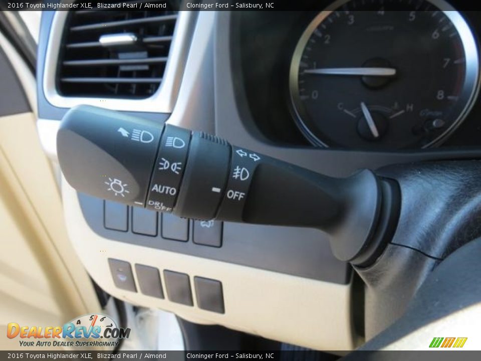 2016 Toyota Highlander XLE Blizzard Pearl / Almond Photo #17