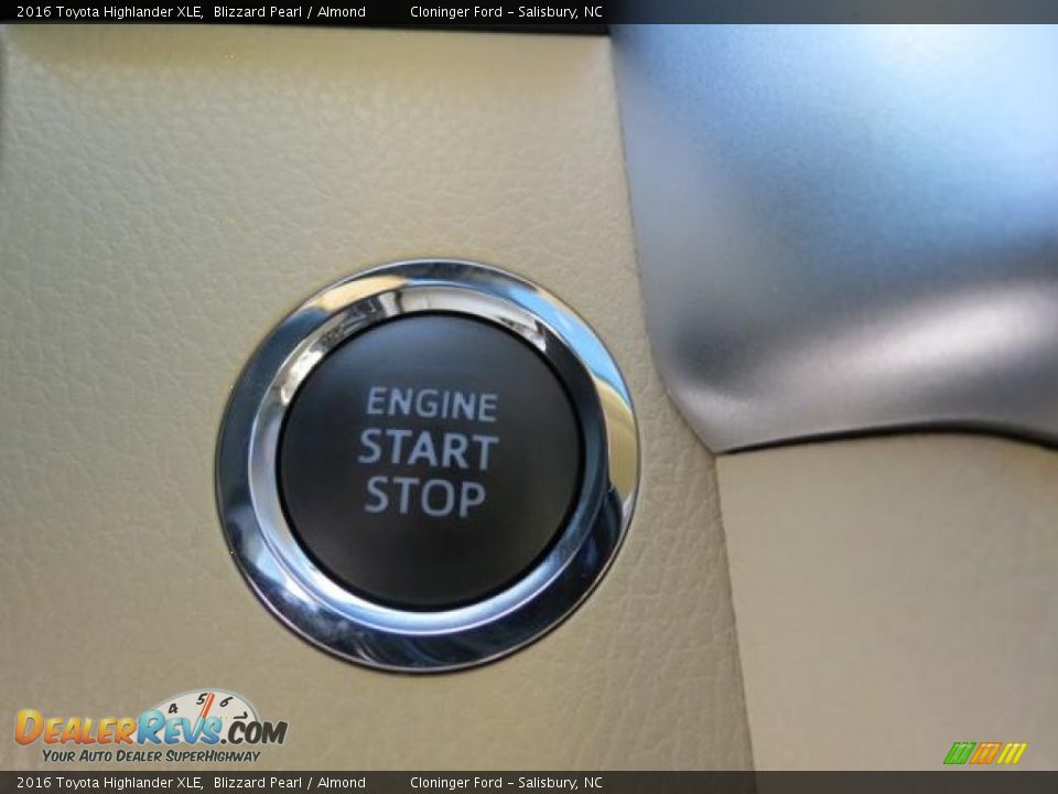 2016 Toyota Highlander XLE Blizzard Pearl / Almond Photo #19
