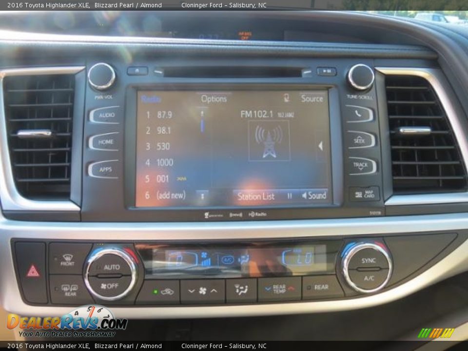2016 Toyota Highlander XLE Blizzard Pearl / Almond Photo #20