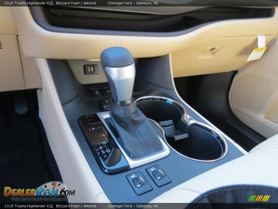 2016 Toyota Highlander XLE Blizzard Pearl / Almond Photo #24