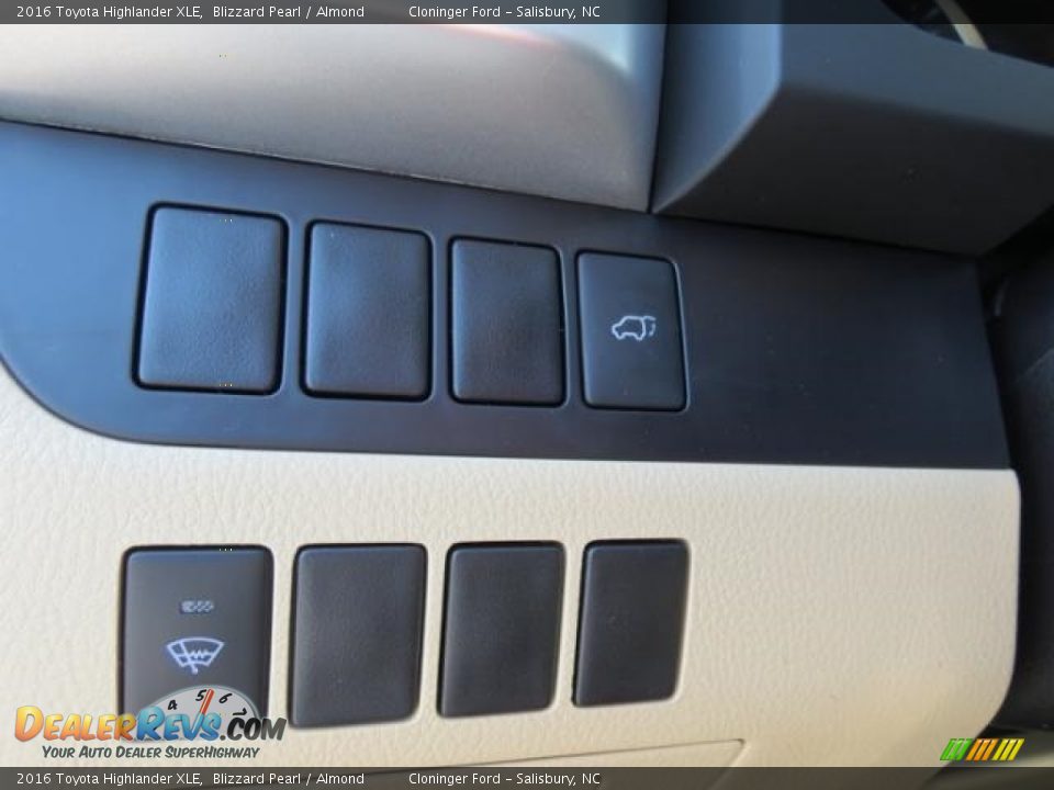 2016 Toyota Highlander XLE Blizzard Pearl / Almond Photo #25
