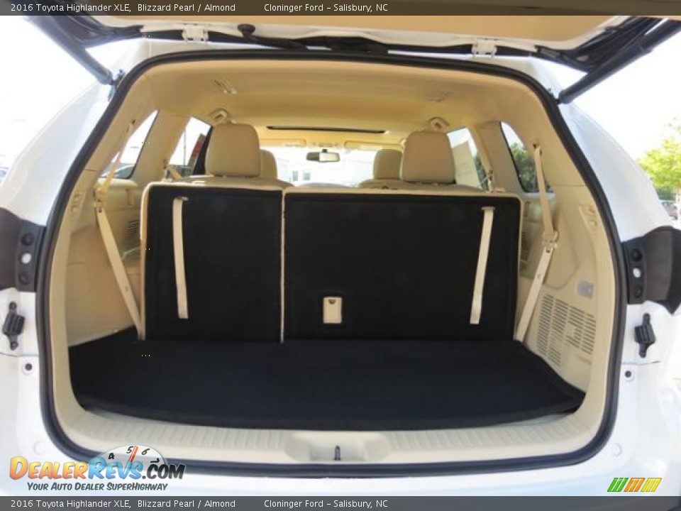 2016 Toyota Highlander XLE Blizzard Pearl / Almond Photo #26