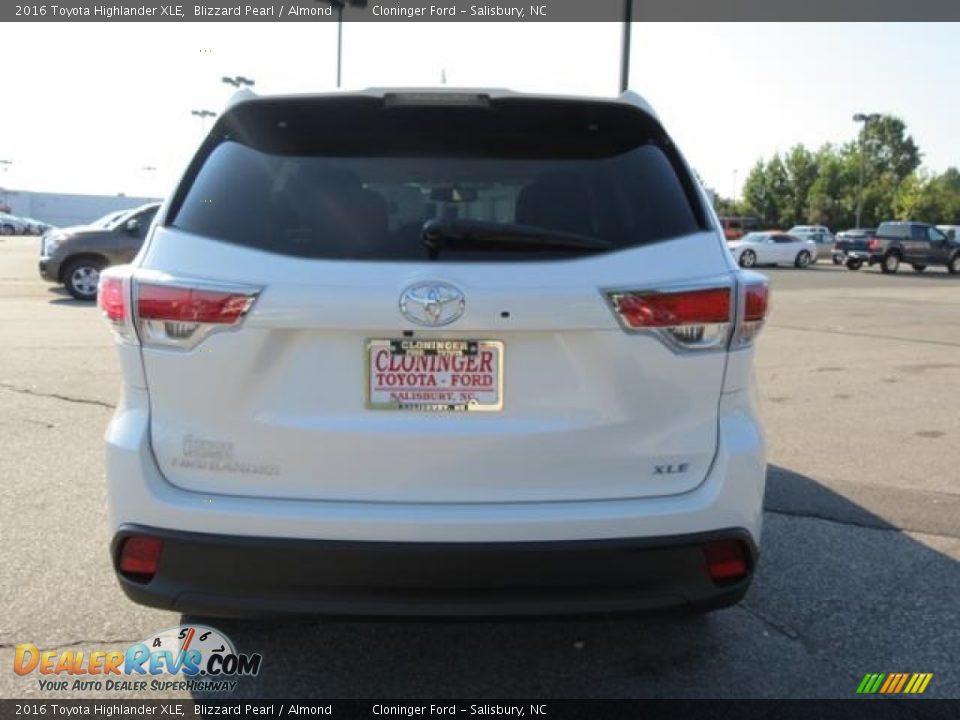 2016 Toyota Highlander XLE Blizzard Pearl / Almond Photo #28