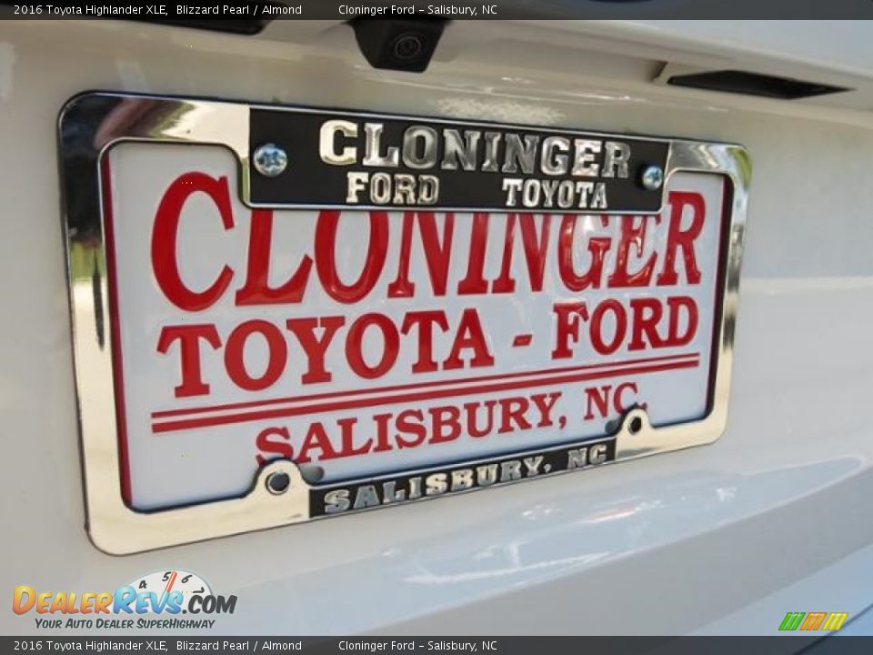2016 Toyota Highlander XLE Blizzard Pearl / Almond Photo #30