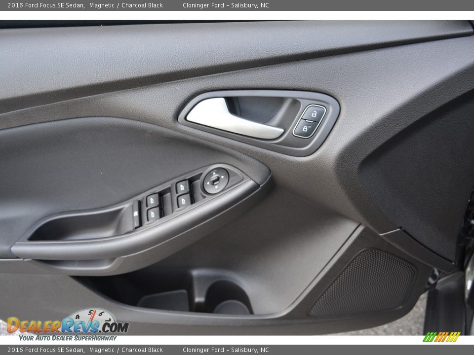 2016 Ford Focus SE Sedan Magnetic / Charcoal Black Photo #5