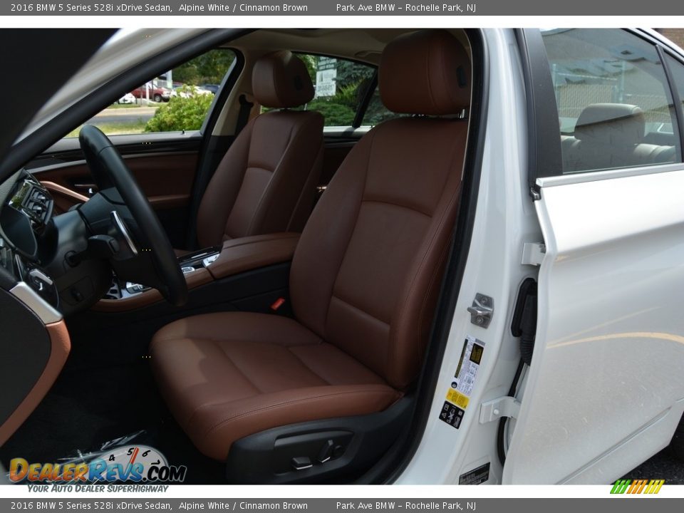 2016 BMW 5 Series 528i xDrive Sedan Alpine White / Cinnamon Brown Photo #12
