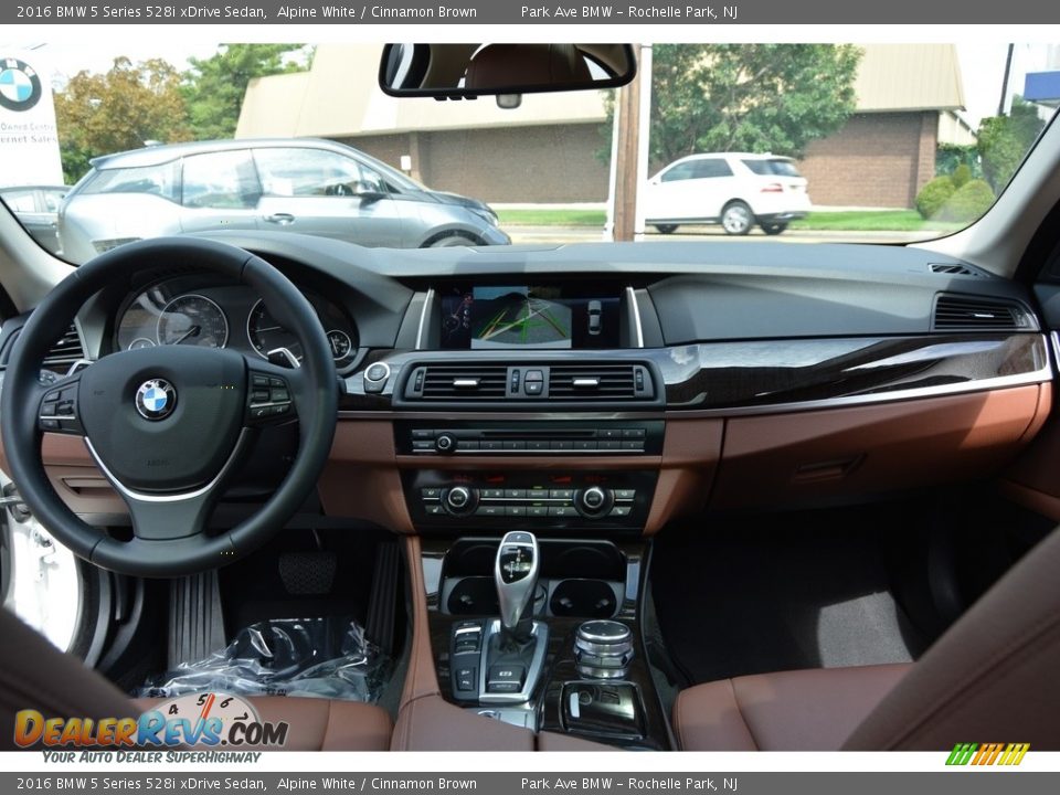 2016 BMW 5 Series 528i xDrive Sedan Alpine White / Cinnamon Brown Photo #14