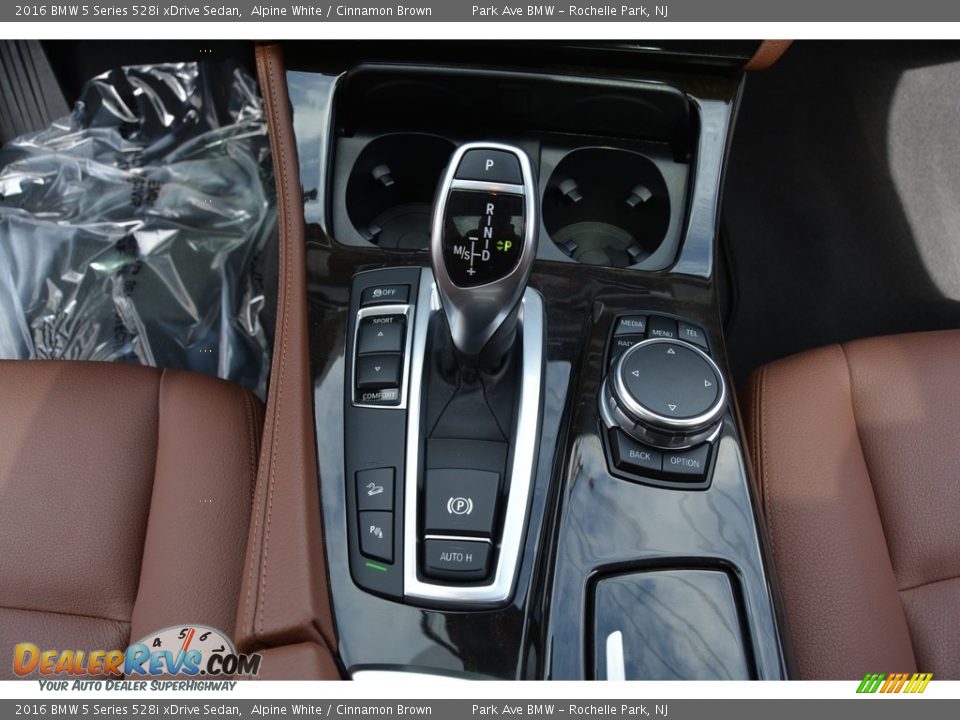 2016 BMW 5 Series 528i xDrive Sedan Alpine White / Cinnamon Brown Photo #16
