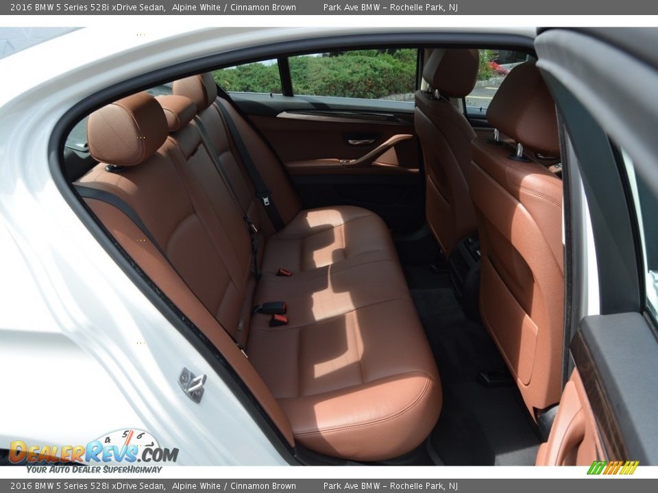 2016 BMW 5 Series 528i xDrive Sedan Alpine White / Cinnamon Brown Photo #24