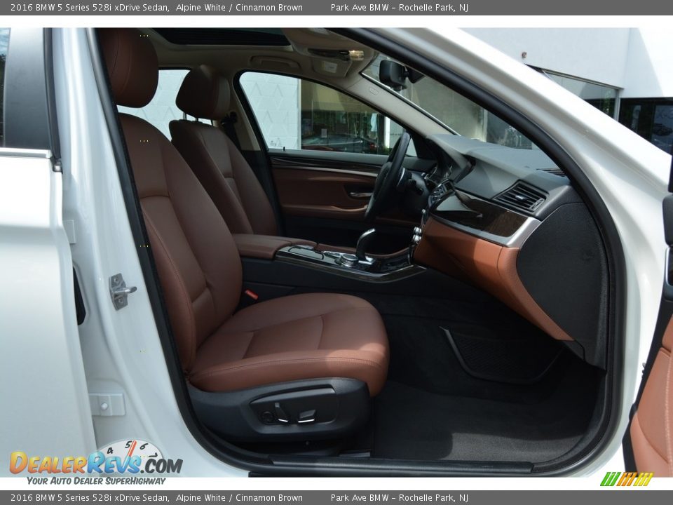 2016 BMW 5 Series 528i xDrive Sedan Alpine White / Cinnamon Brown Photo #27