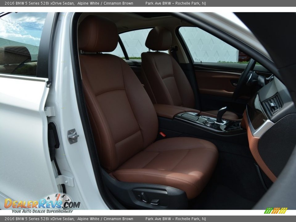 2016 BMW 5 Series 528i xDrive Sedan Alpine White / Cinnamon Brown Photo #28