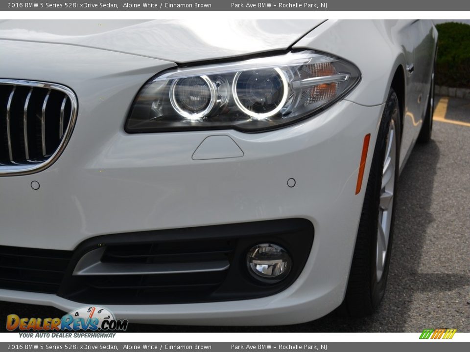 2016 BMW 5 Series 528i xDrive Sedan Alpine White / Cinnamon Brown Photo #30