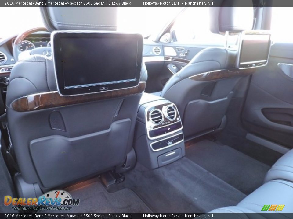 Entertainment System of 2016 Mercedes-Benz S Mercedes-Maybach S600 Sedan Photo #20