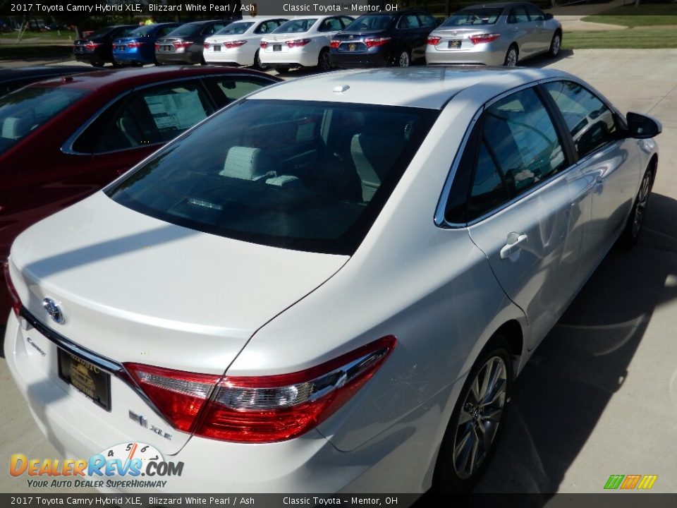 2017 Toyota Camry Hybrid XLE Blizzard White Pearl / Ash Photo #2