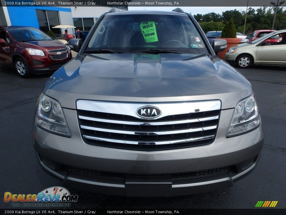 2009 Kia Borrego LX V6 4x4 Titanium Silver / Gray Photo #13