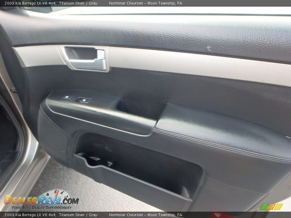 2009 Kia Borrego LX V6 4x4 Titanium Silver / Gray Photo #17