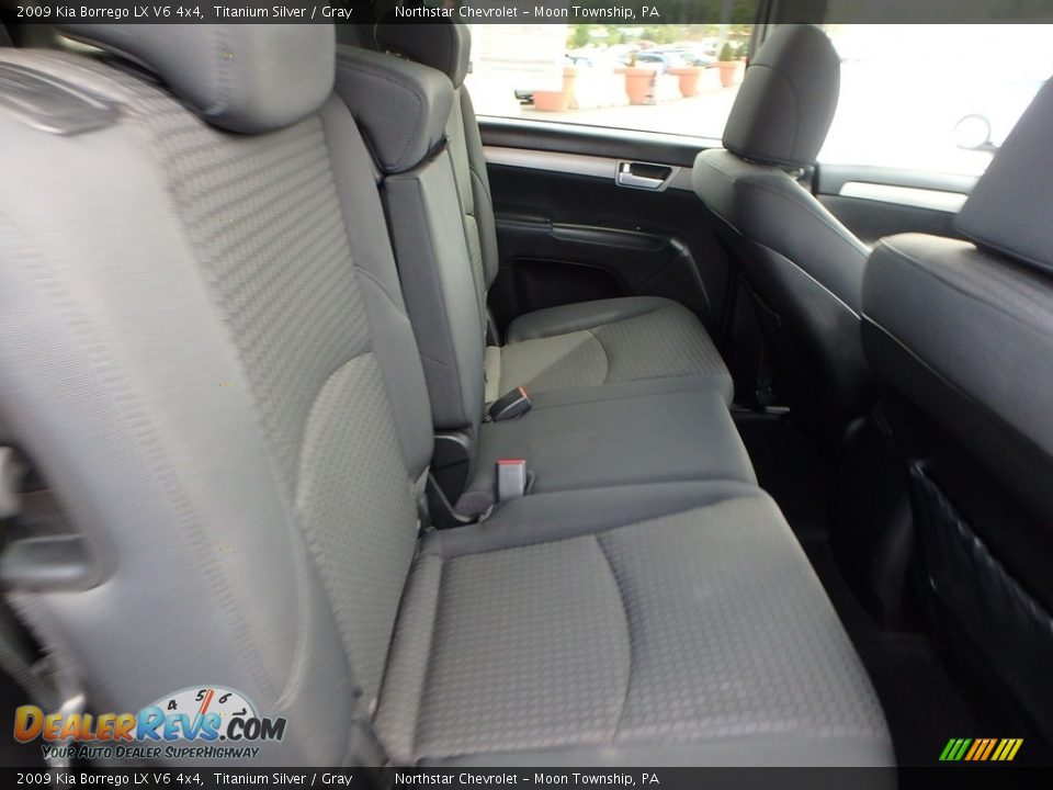 2009 Kia Borrego LX V6 4x4 Titanium Silver / Gray Photo #18