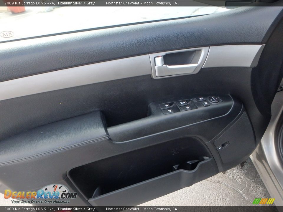 2009 Kia Borrego LX V6 4x4 Titanium Silver / Gray Photo #24