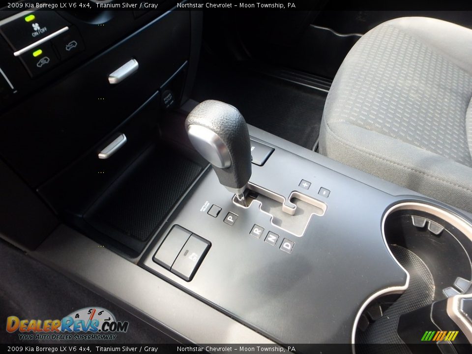 2009 Kia Borrego LX V6 4x4 Titanium Silver / Gray Photo #26